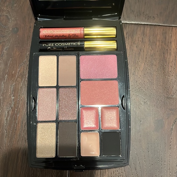 The Essentials Pure Cosmetics Palette NWOT - Picture 2 of 5